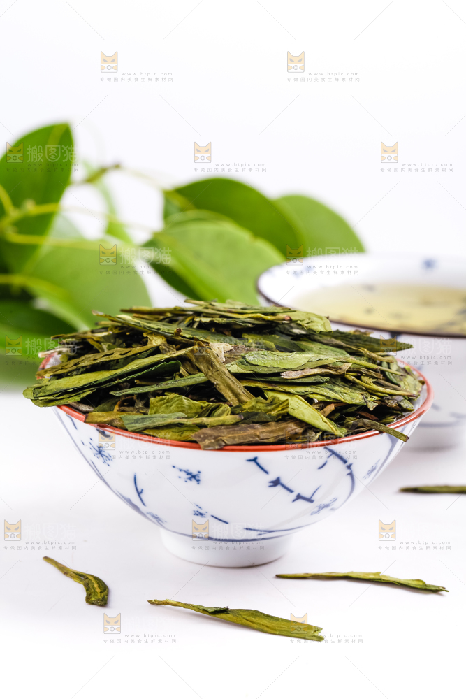 碗里装着龙井茶
