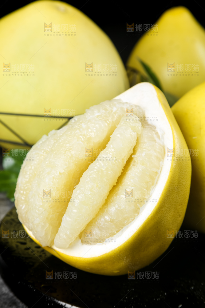 黑石板上放着白肉柚子