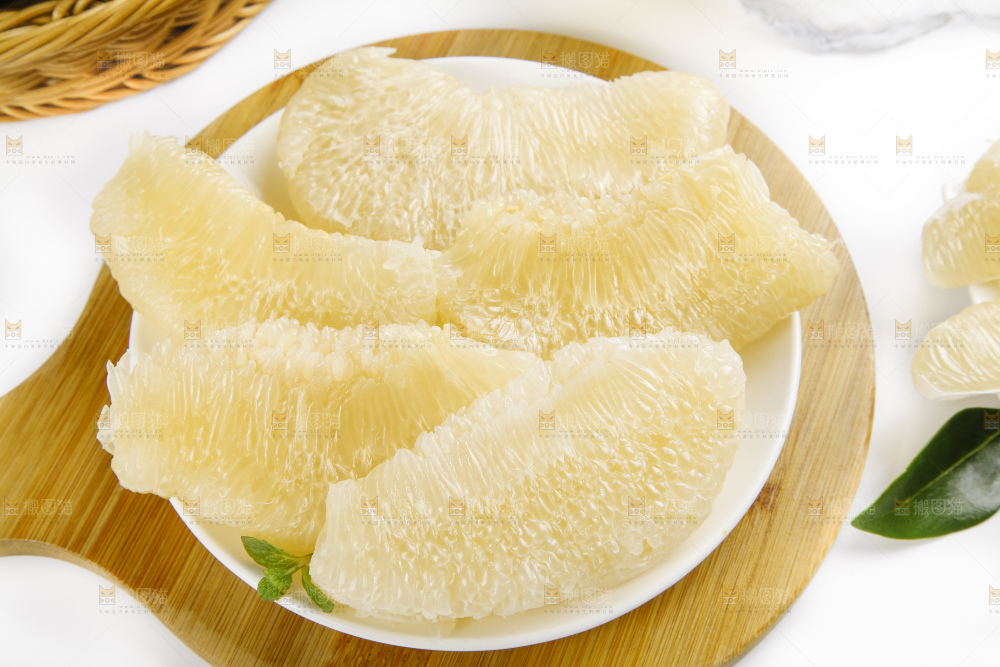 盘子里装着平和白心蜜柚