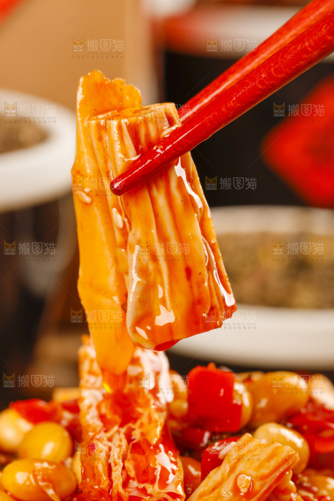 筷子上夹着下饭菜