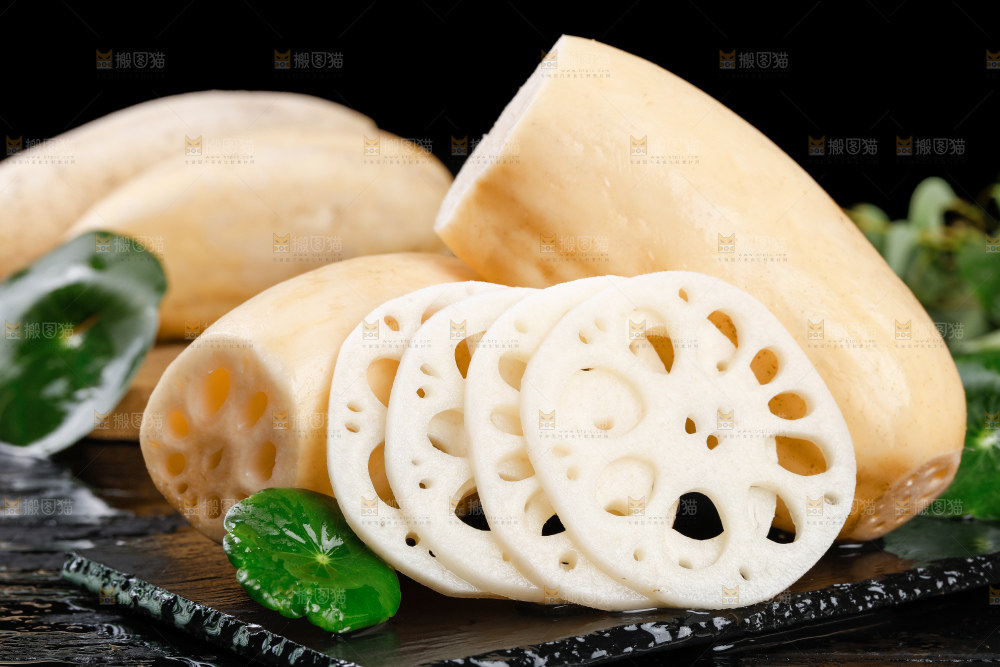 黑底上一堆湖北莲藕和切片的莲藕