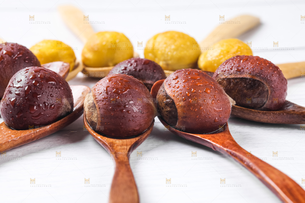 浅底上摆放着生栗子