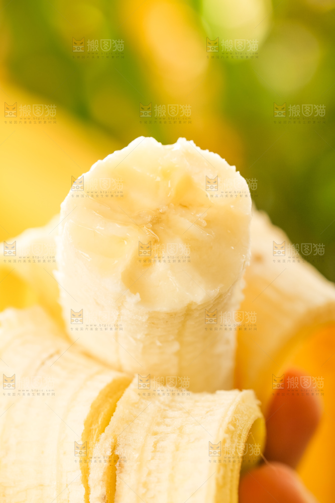 浅底上放着新鲜香蕉