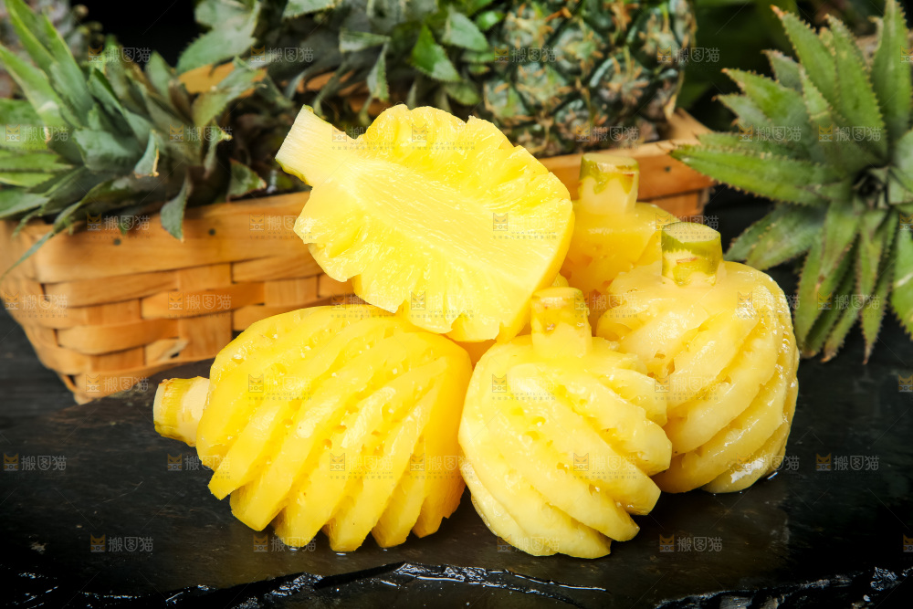 石板上放着泰国去皮小菠萝