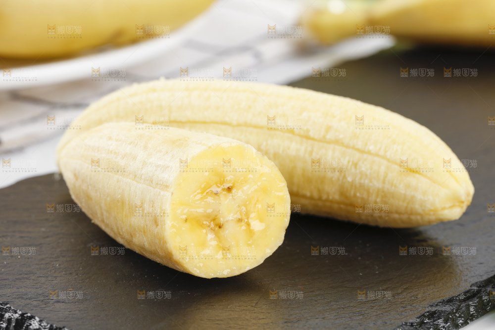 黑石板上的芭蕉