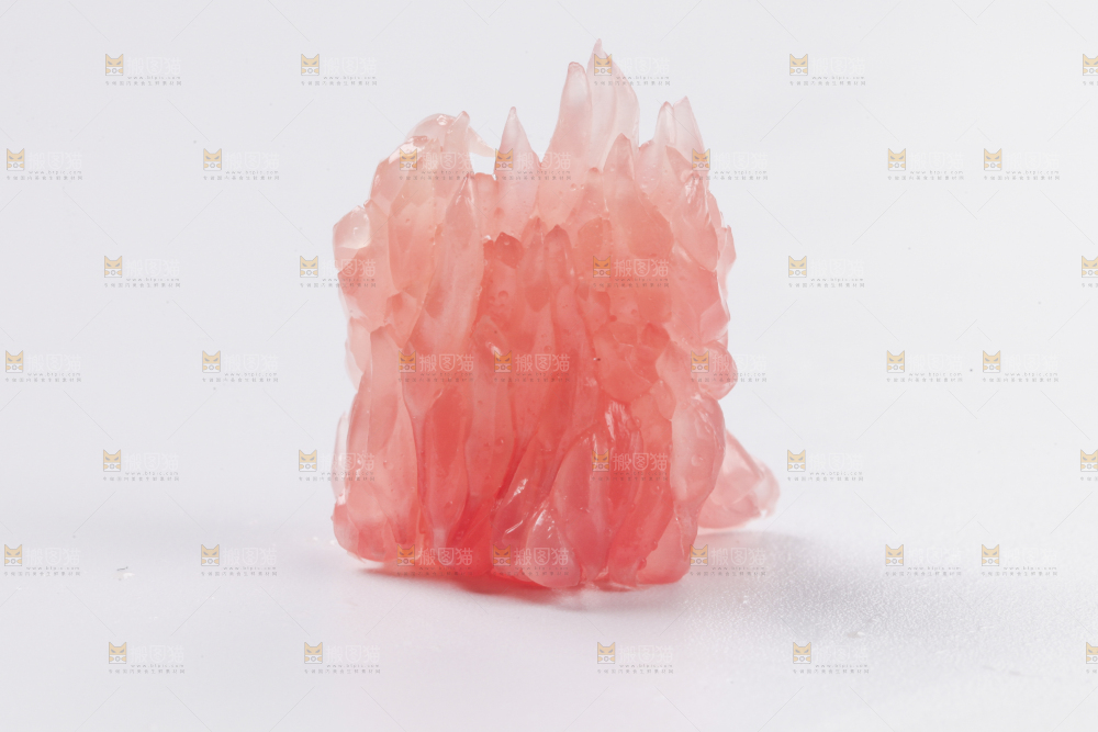 白底上放着红柚果肉