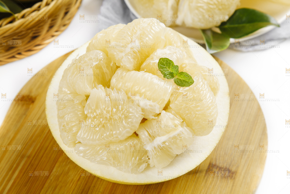 盘子里装着平和白心蜜柚