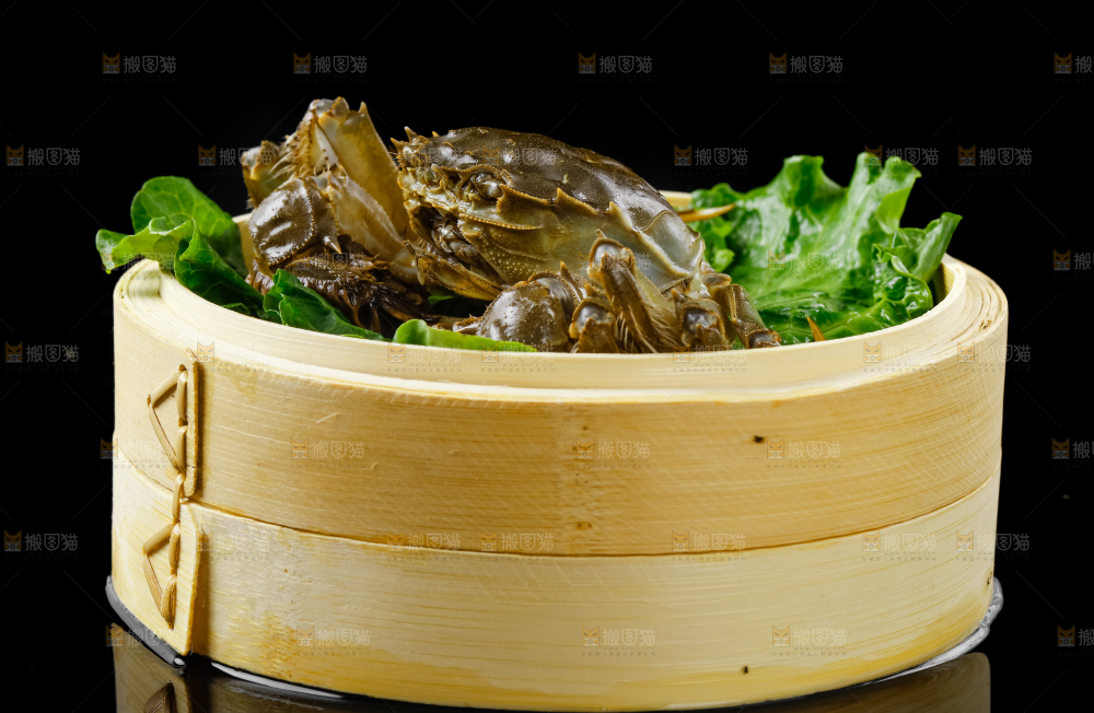 黑底上放着大闸蟹
