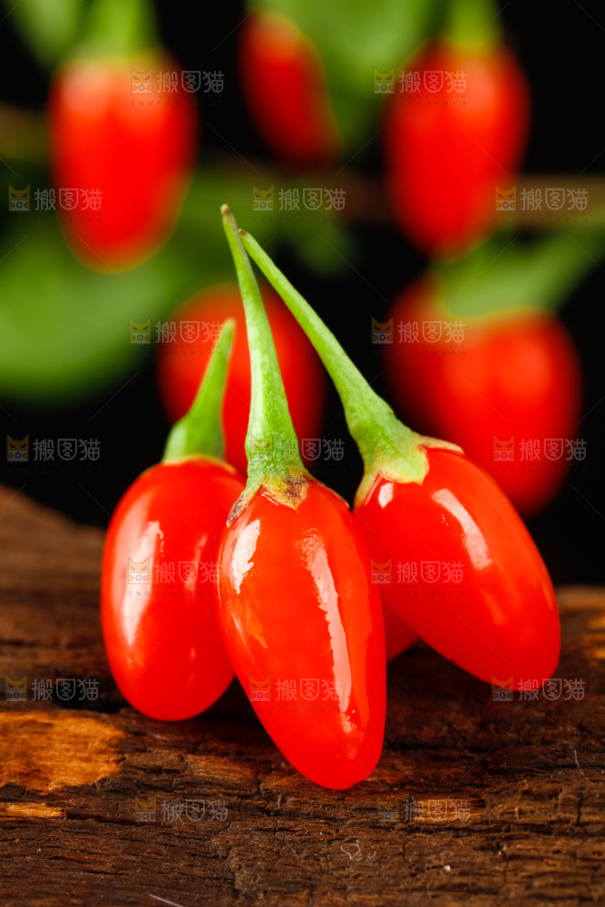 黑底上的新鲜枸杞