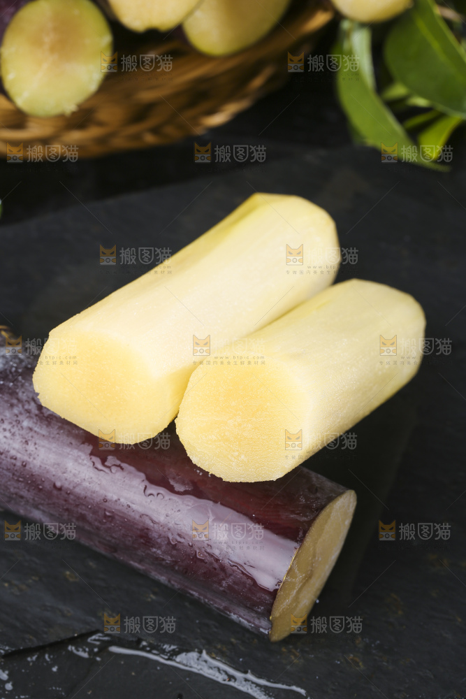 黑石板上的甜甘蔗