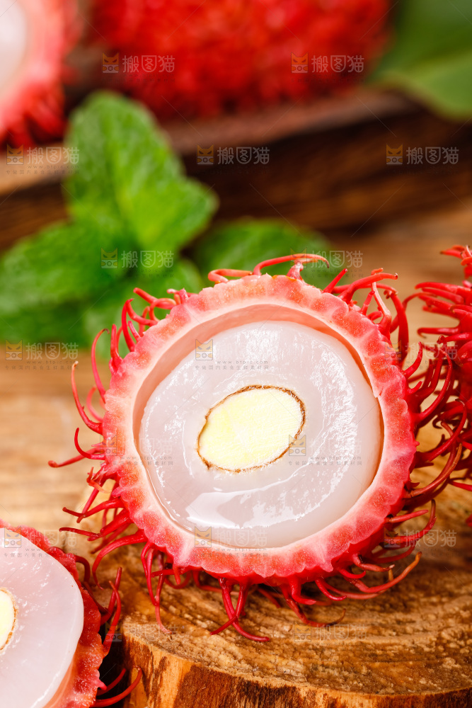 木底上放着红毛丹