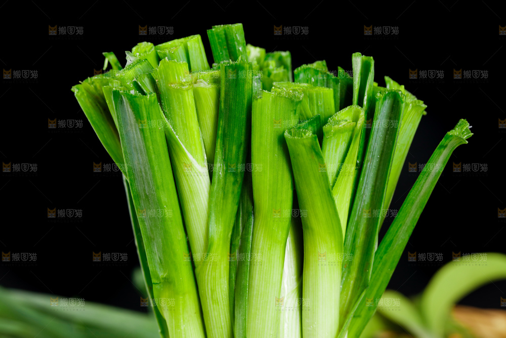 深底上的蒜苗