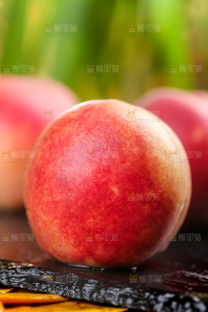 黑石板上的沂蒙冬桃