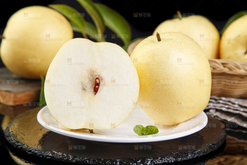 盘子里装着翠冠梨