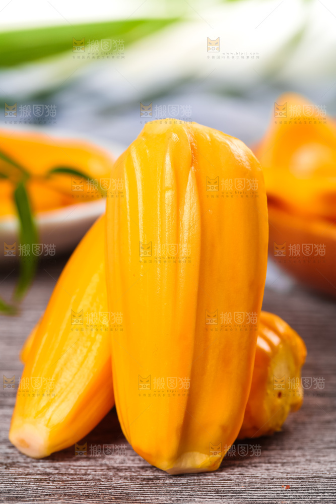 木底上的越南红心菠萝蜜