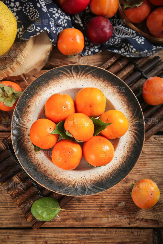 盘子里装着柿子
