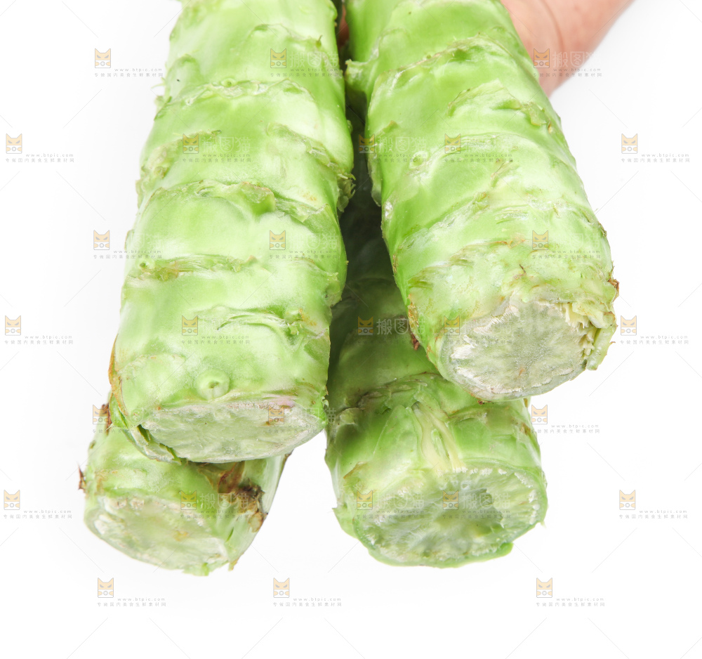 白底上放着新鲜莴笋