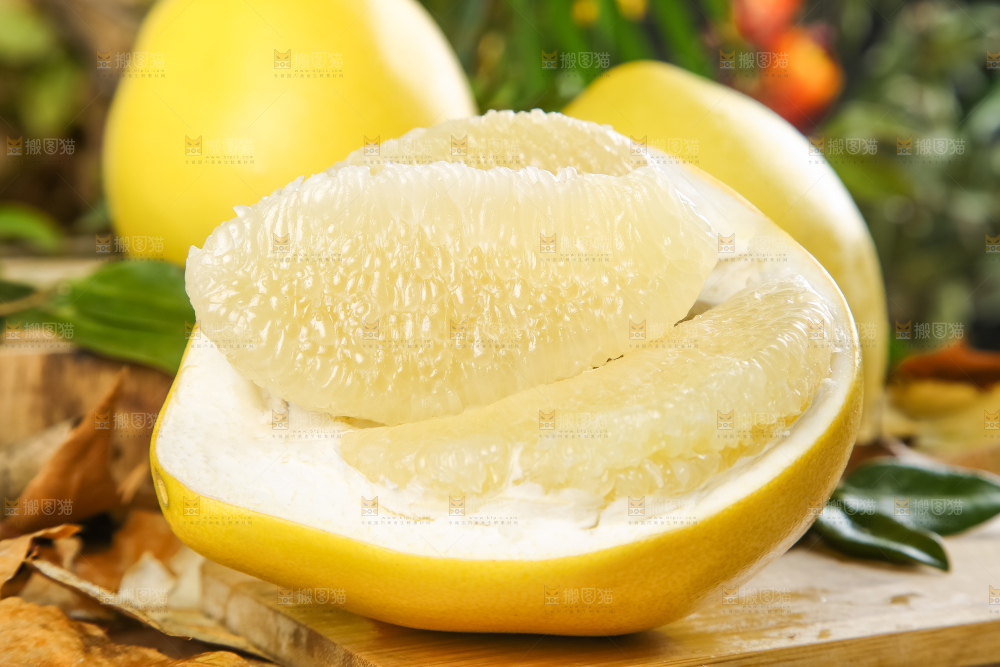 木板上的福建白肉蜜柚