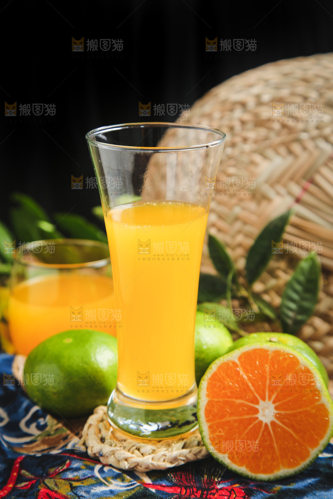 杯子里装着蜜橘汁
