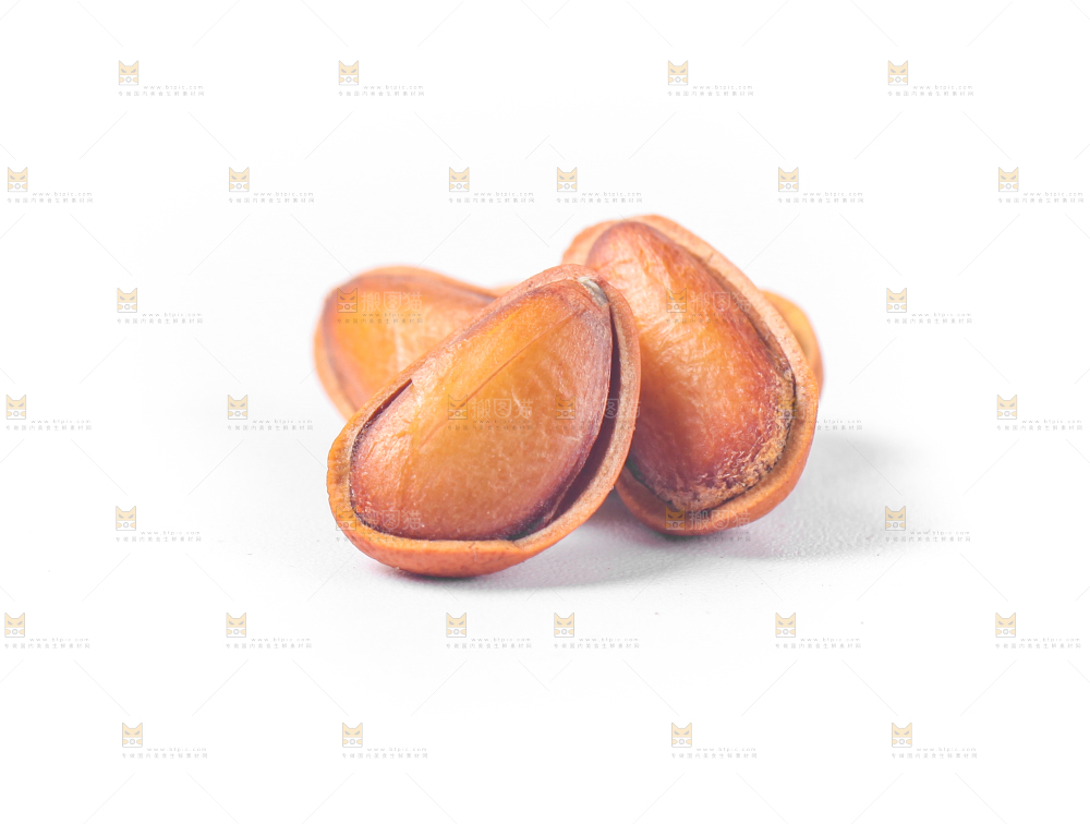 白底上放着东北松子