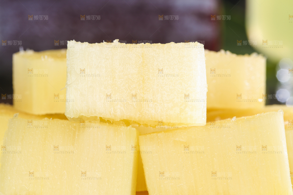 盘子里装着广西黑皮甘蔗
