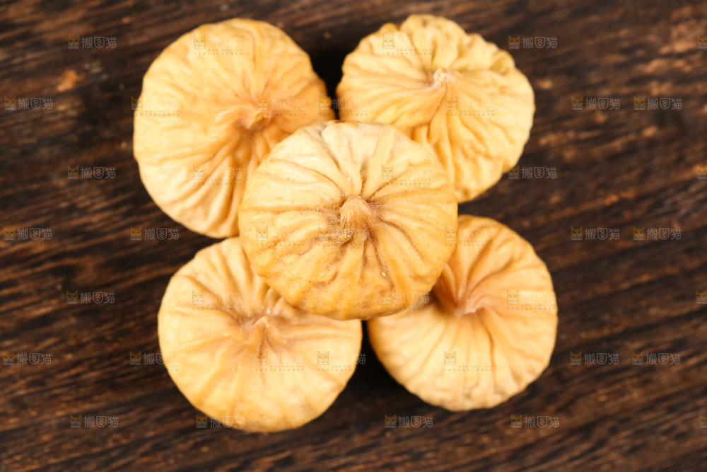 木板上的土耳其无花果干