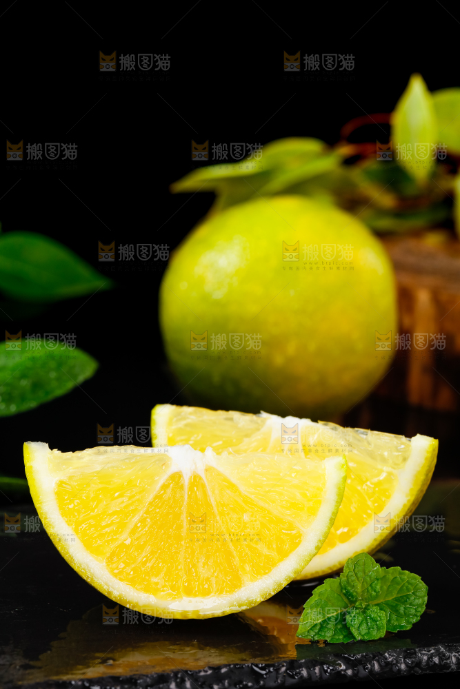 黑石板上放着蜜橙