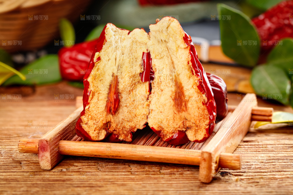 木板上摆放着干红枣