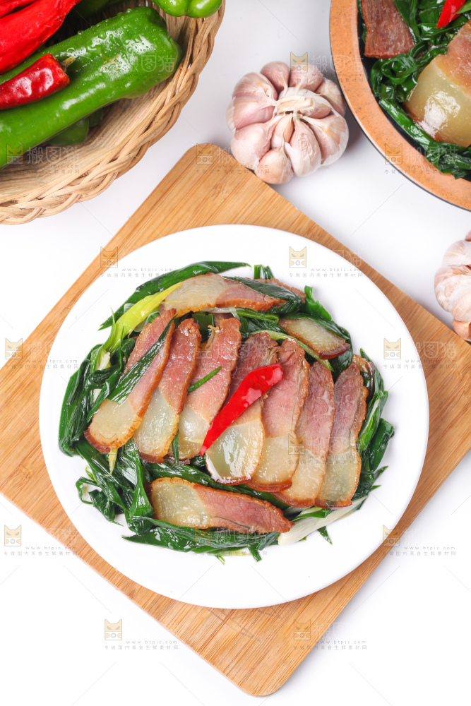 盘子里装着腊肉炒蒜苗