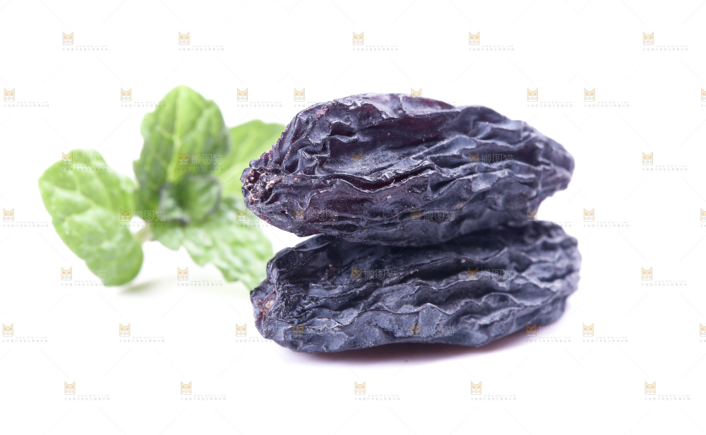 白底上的新疆葡萄干