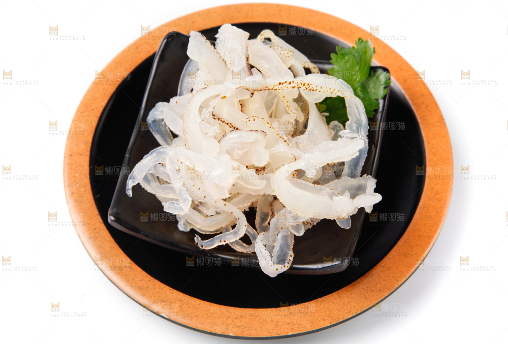 碗里装着海蜇丝