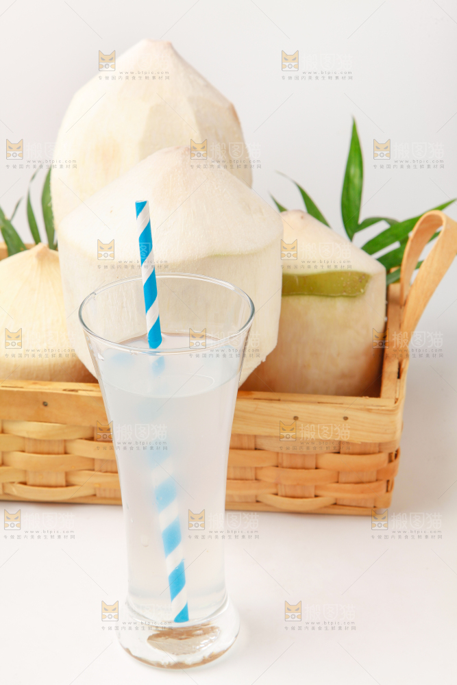 杯子里装着椰子汁