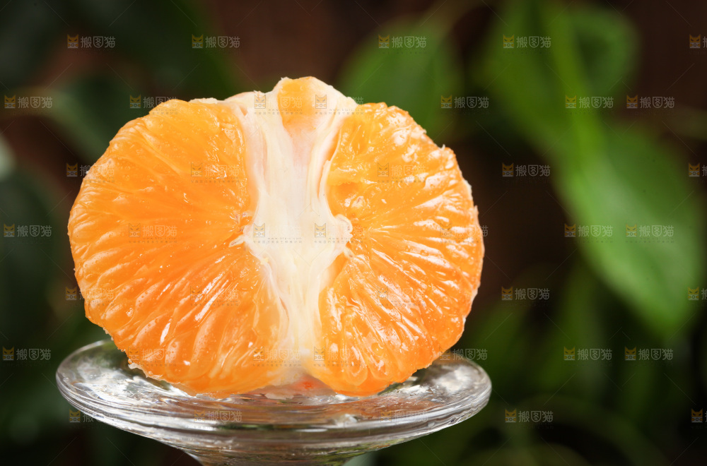 碟子上的橘子果肉