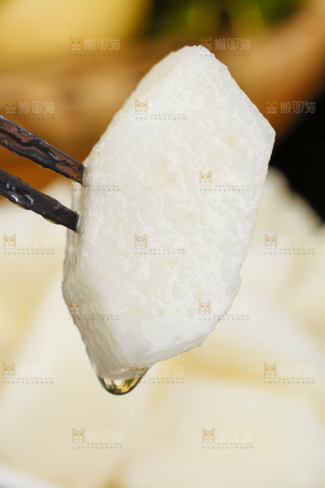 叉子上叉着皇冠梨果肉
