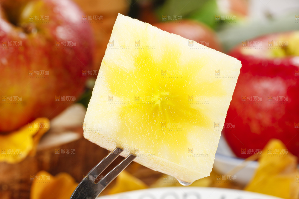 叉子上叉着苹果果肉