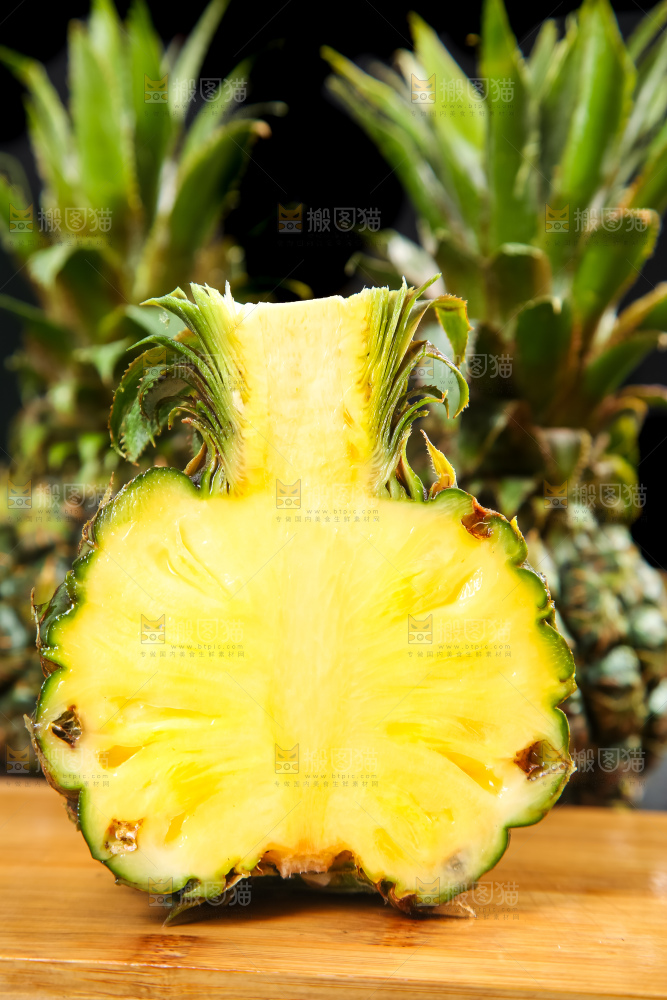 木底上的泰国小菠萝