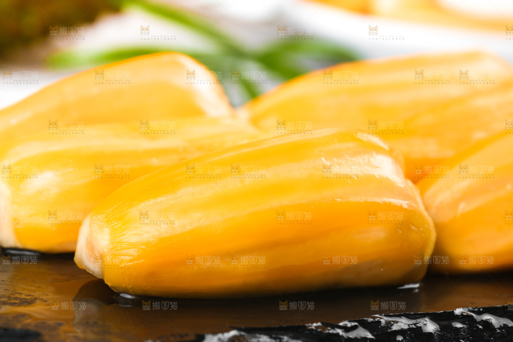 黑石板上的越南红心菠萝蜜