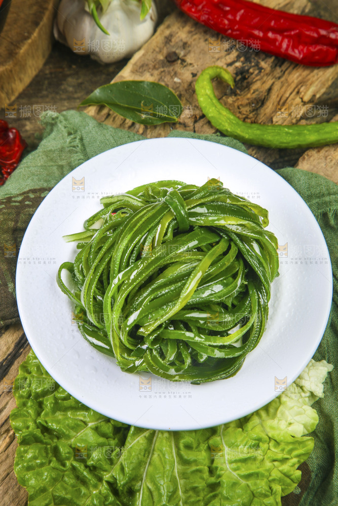 盘子里装着海带丝