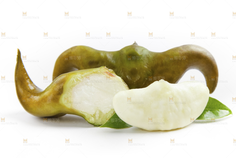 白底上的新鲜菱角
