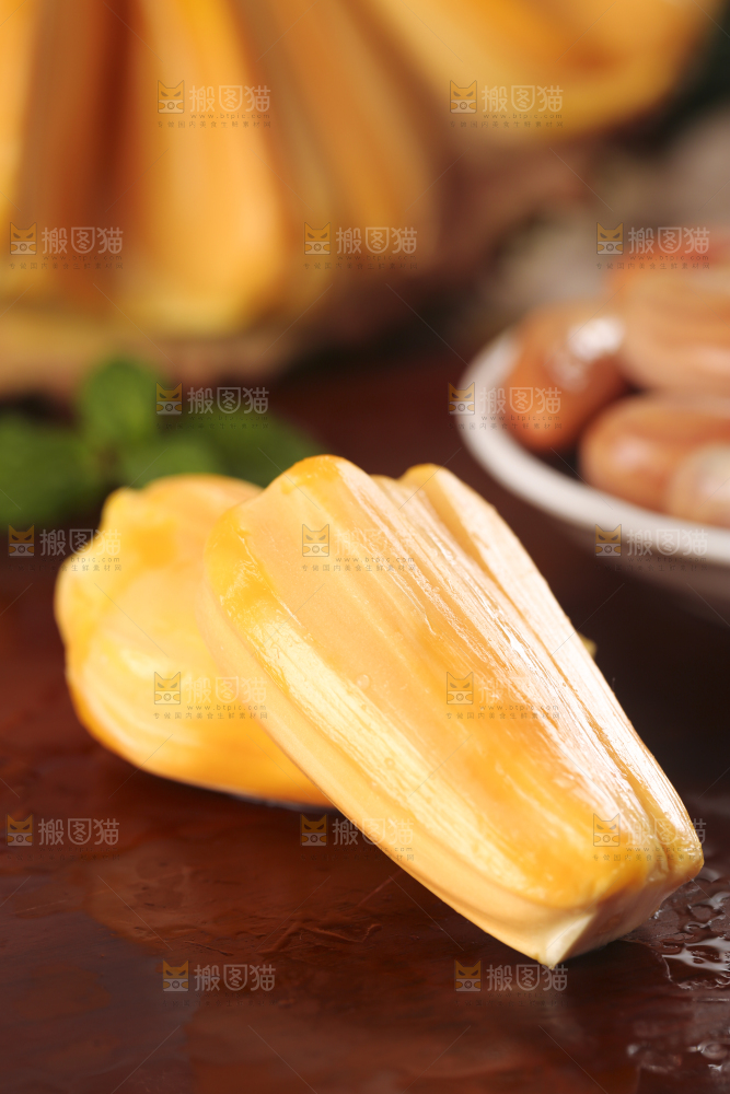 木板上的越南红心菠萝蜜