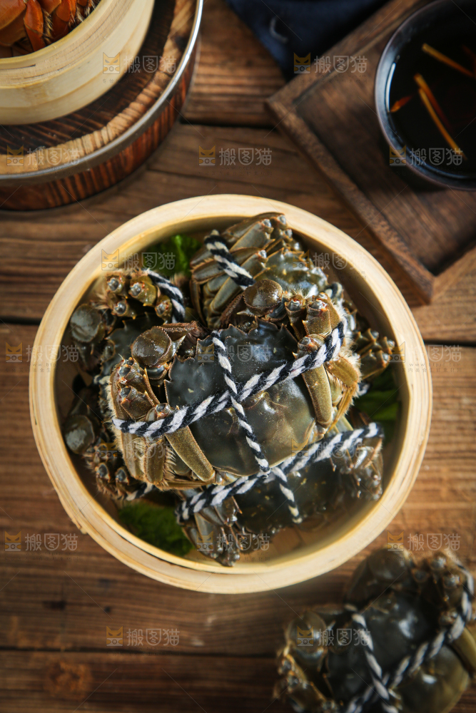 蒸笼里放着鲜活螃蟹