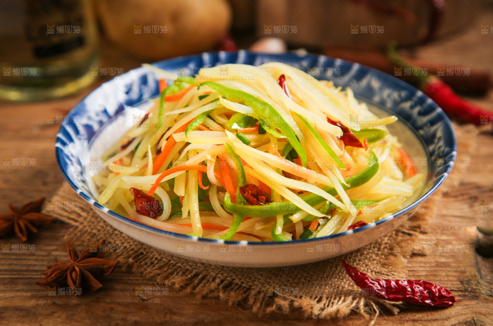 盘子里装着炒土豆丝