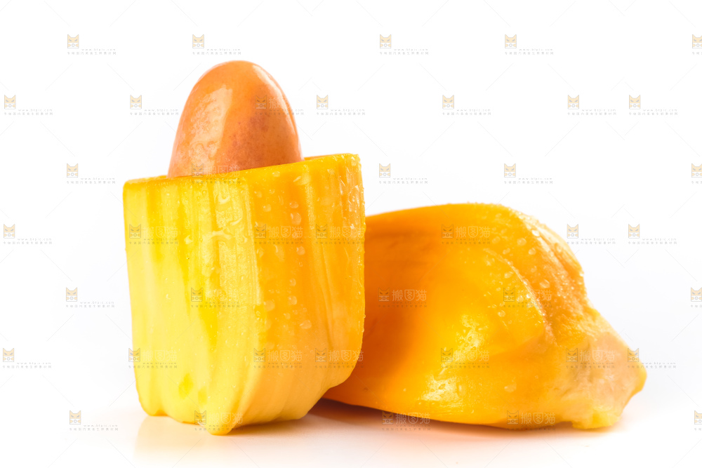 白底上摆放着红心菠萝蜜