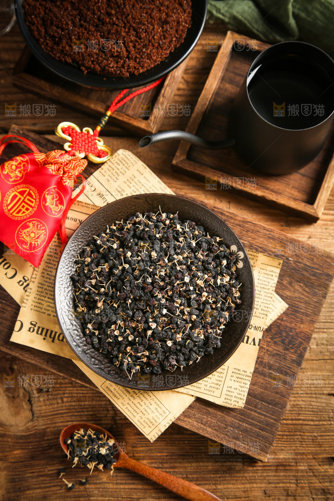 盘子里装着黑枸杞