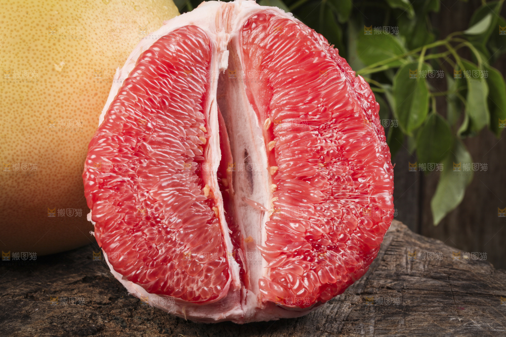 木底上的红心柚果肉