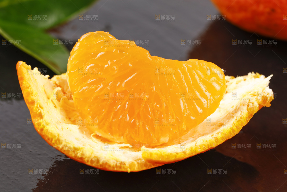 黑石板上放着四川丑橘