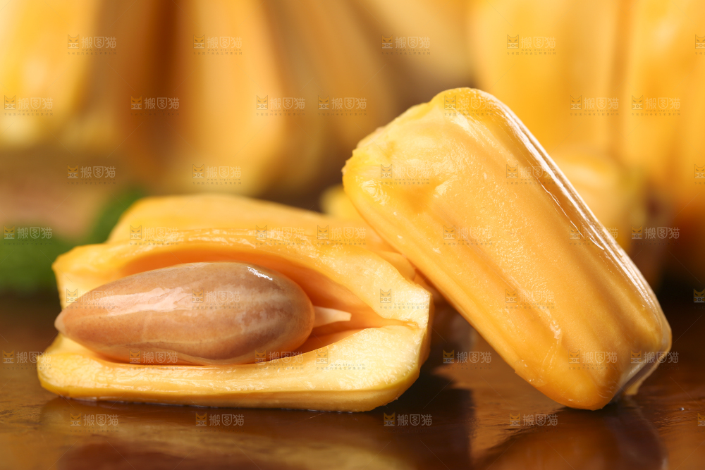 木板上的越南红心菠萝蜜