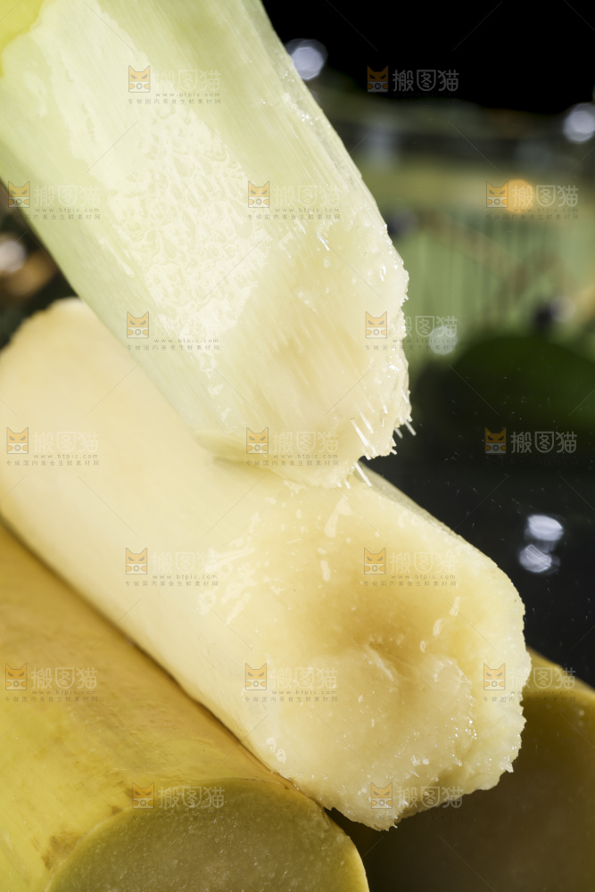 手里拿着白玉甘蔗