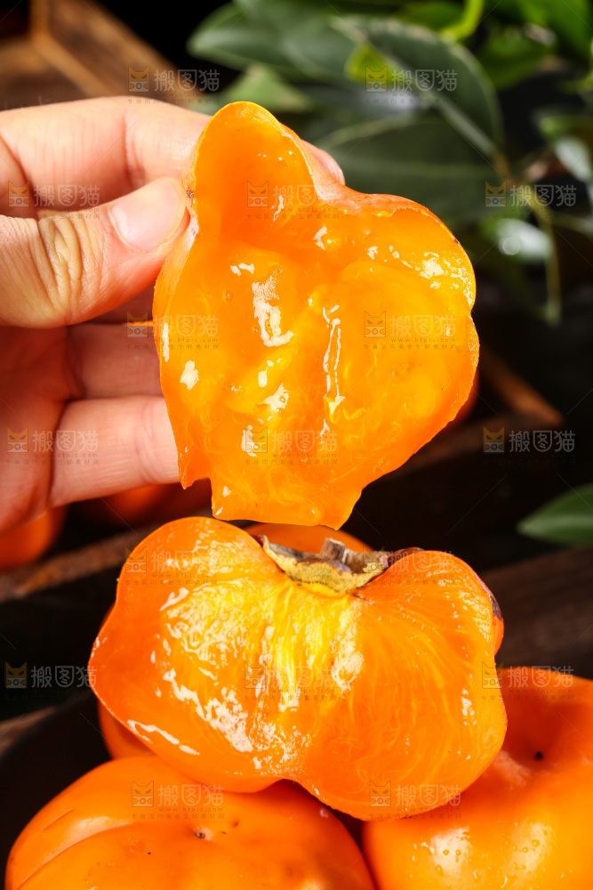 手里拿着新鲜柿子