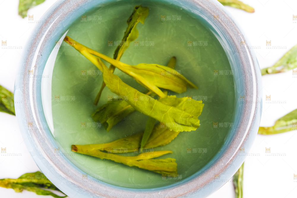 杯子里泡着龙井茶